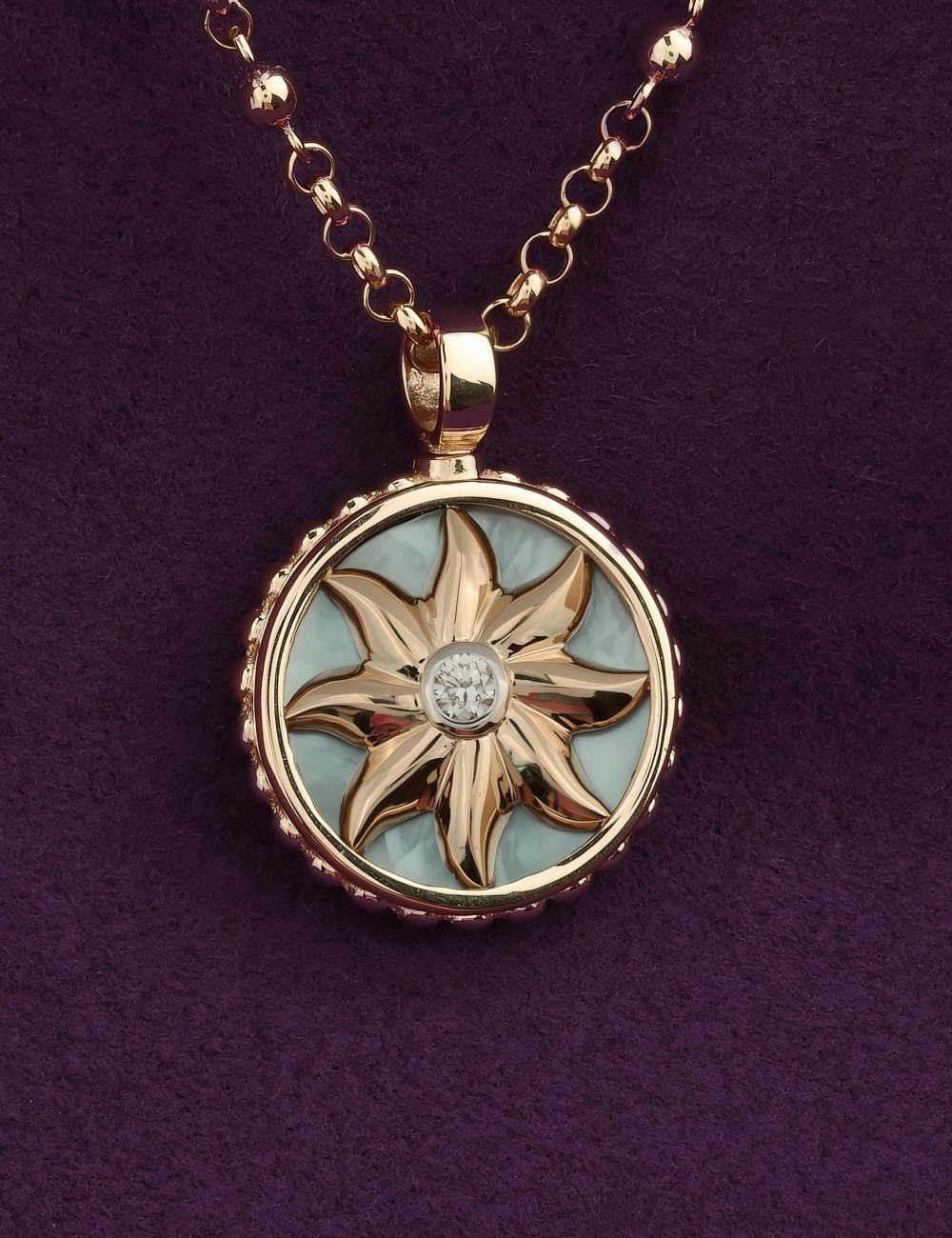 Колье из золота c бриллиантами, ониксом и перламутром