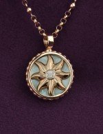 Колье из золота c бриллиантами, ониксом и перламутром