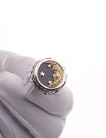 Кольцо из белого золота c ониксом и перламутром