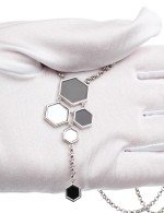 Колье из белого золота c ониксом и перламутром