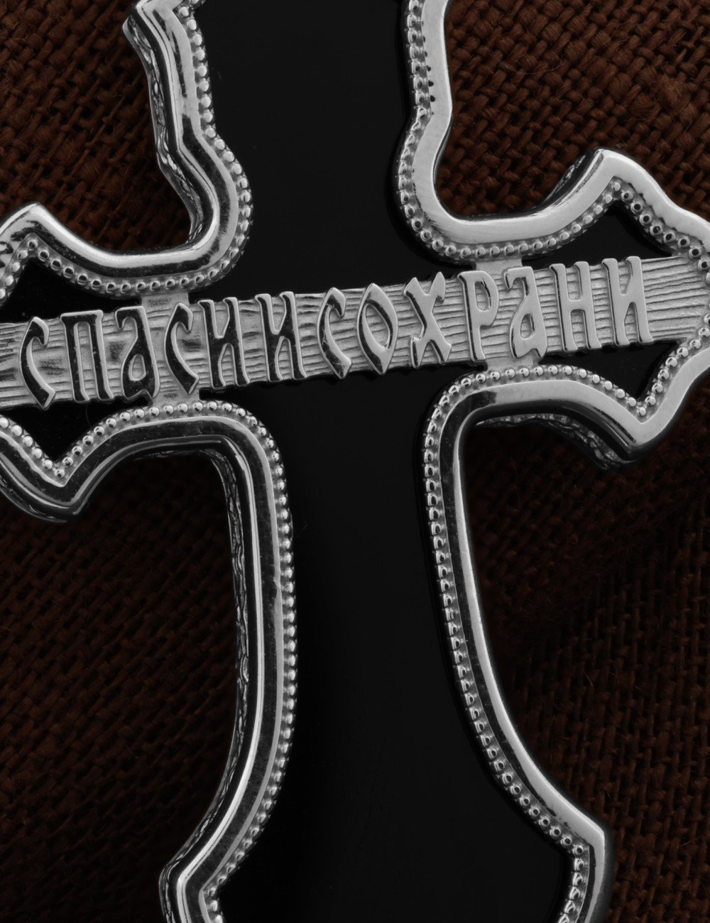 Крест из белого золота c ониксом