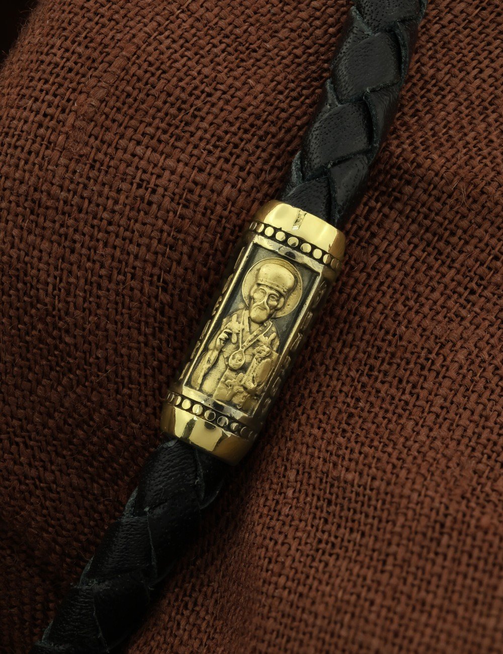 Браслет из лимонного золота c кожаным шнурком