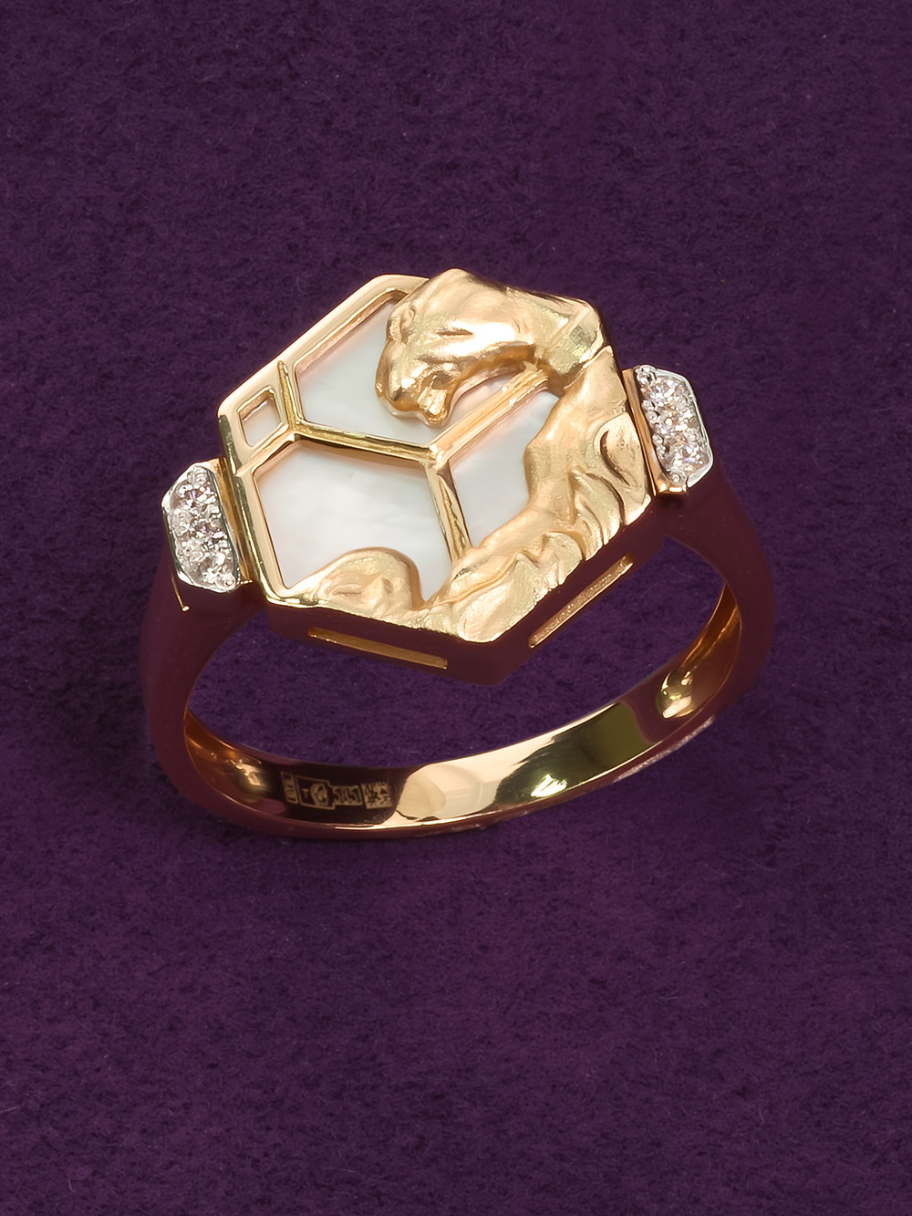 Кольцо из красного золота 585 пробы c бриллиантами и перламутром