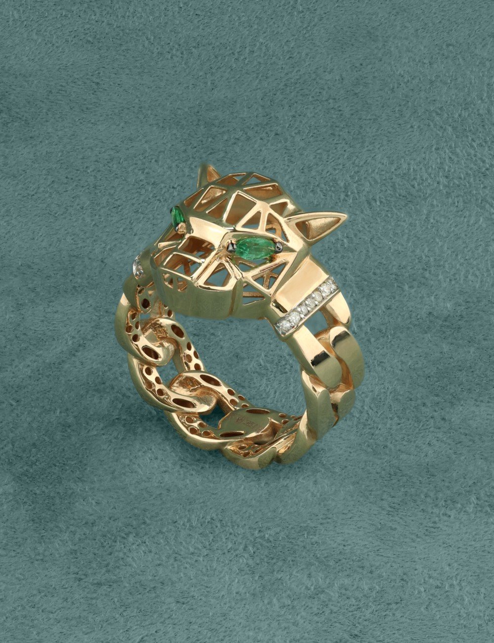 Кольцо из золота c бриллиантами и изумрудом