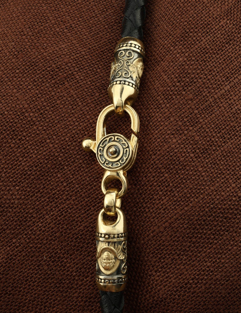 Гайтан из лимонного золота c кожаным шнурком и ониксом