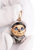 Подвеска из золота c эмалью, бриллиантами и рубином