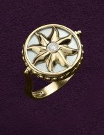 Кольцо из лимонного золота c бриллиантами, ониксом и перламутром