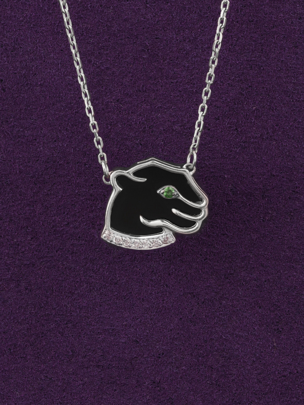 Колье из белого золота 585 пробы c бриллиантами, изумрудом и ониксом