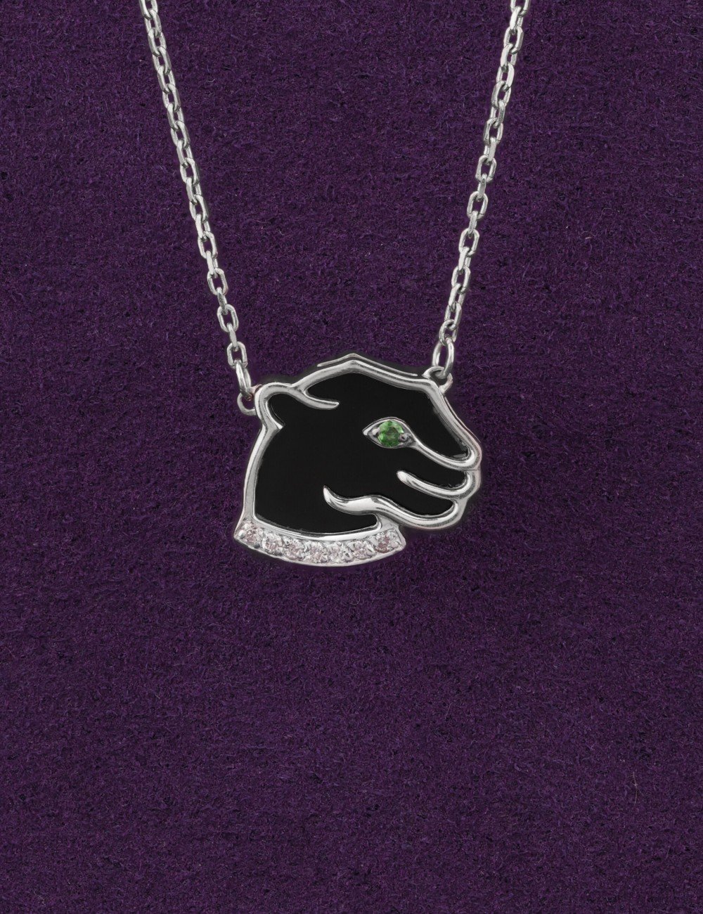 Колье из белого золота c бриллиантами, изумрудом и ониксом