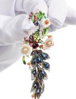 Брошь из лимонного золота c эмалью, фианитом, гранатом, жемчугом, сапфиром, кораллом и перламутром