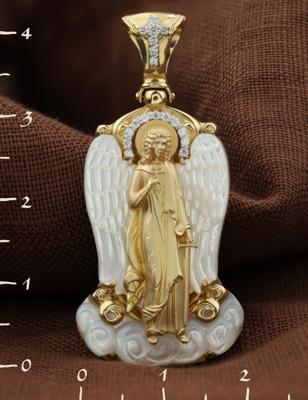 Образок из лимонного золота c бриллиантами и перламутром