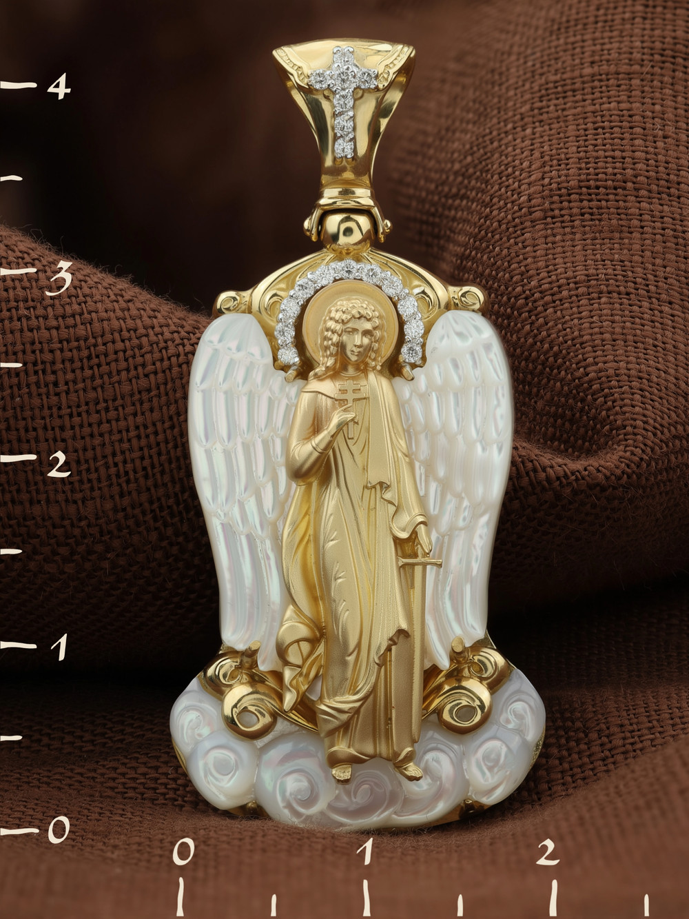 Нательная икона из лимонного золота 585 пробы c бриллиантами и перламутром