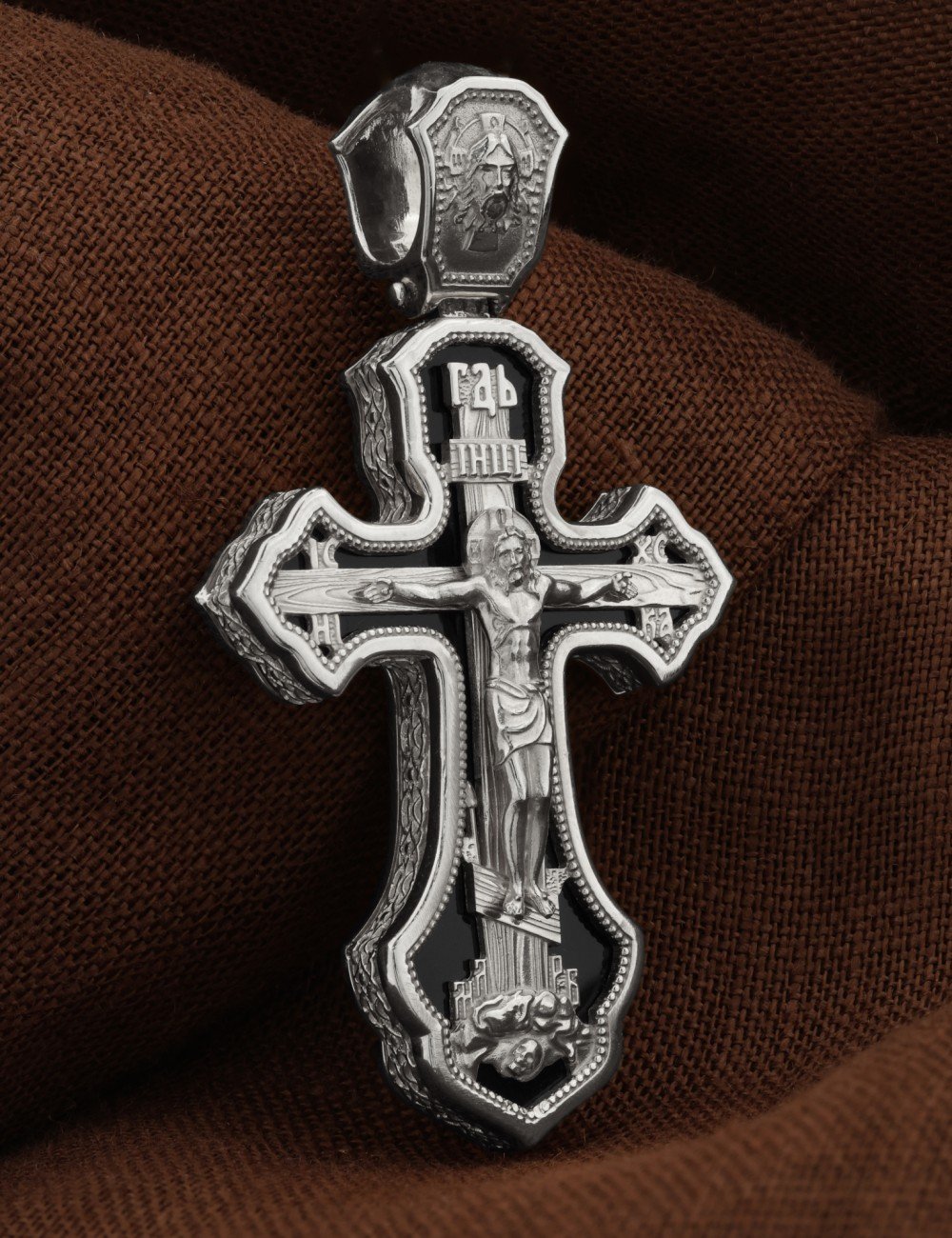 Крест из белого золота c ониксом