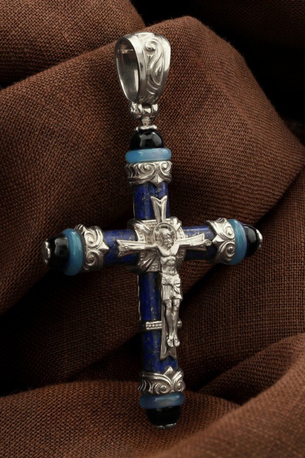 Крест из белого золота c ониксом, агатом и лазуритом