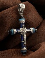 Крест из белого золота c ониксом, агатом и лазуритом