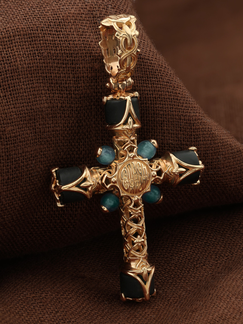 Крест из красного золота 585 пробы c ониксом и жадеитом