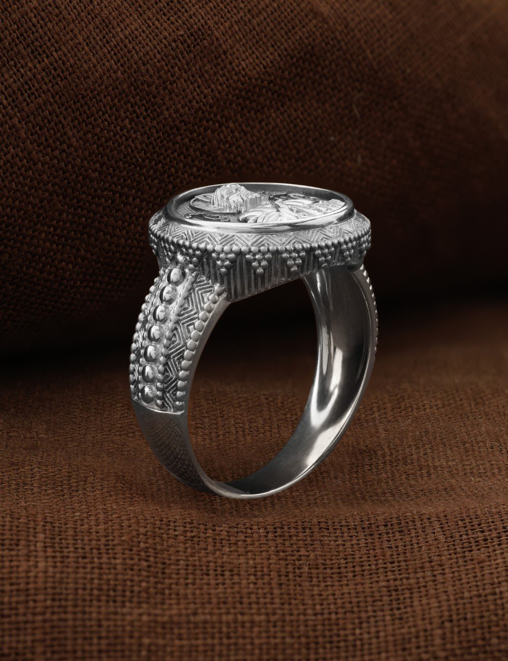 Кольцо из белого золота