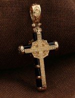 Крест из золота c ониксом