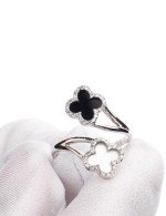 Кольцо из белого золота c бриллиантами, ониксом и перламутром