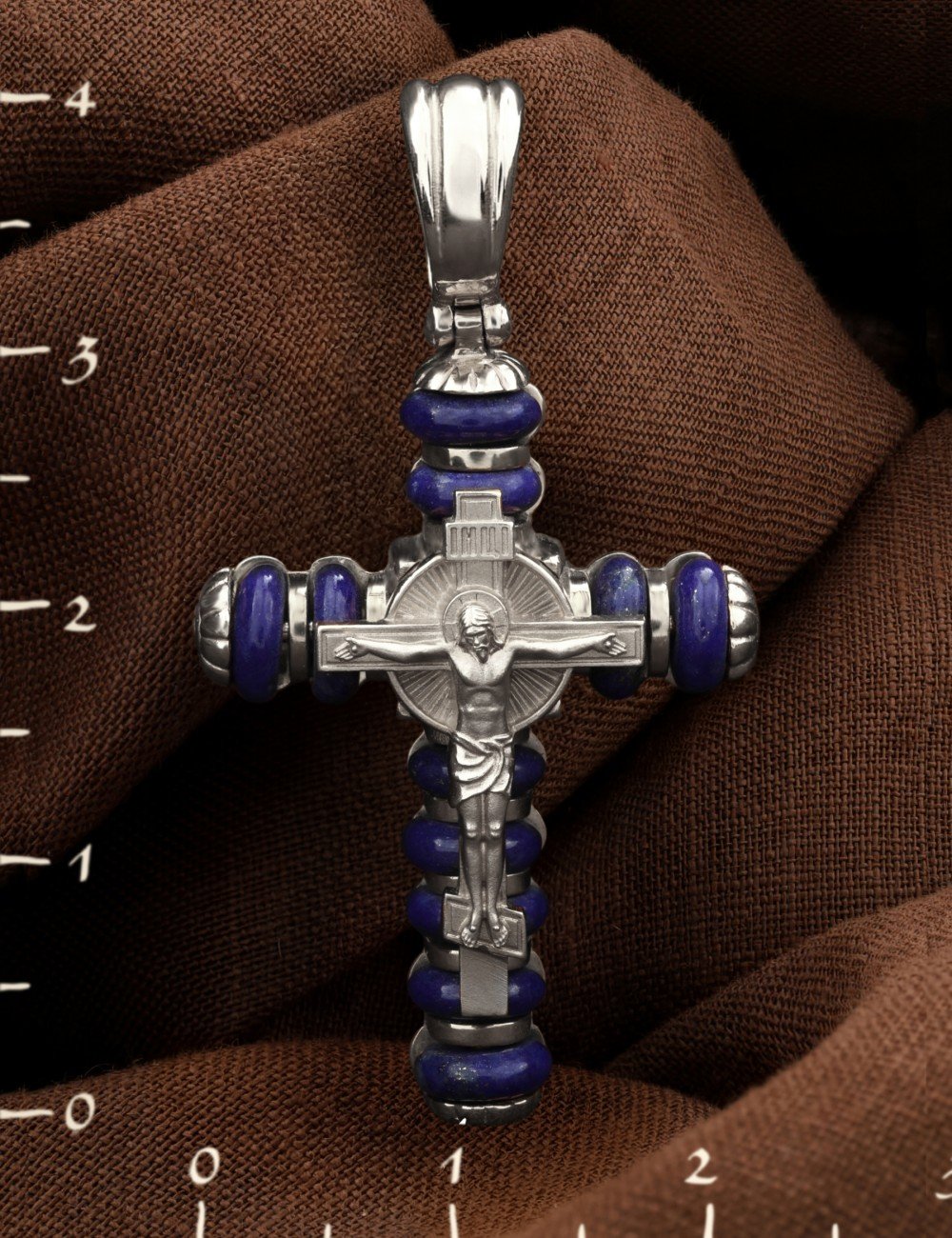 Крест из белого золота c лазуритом