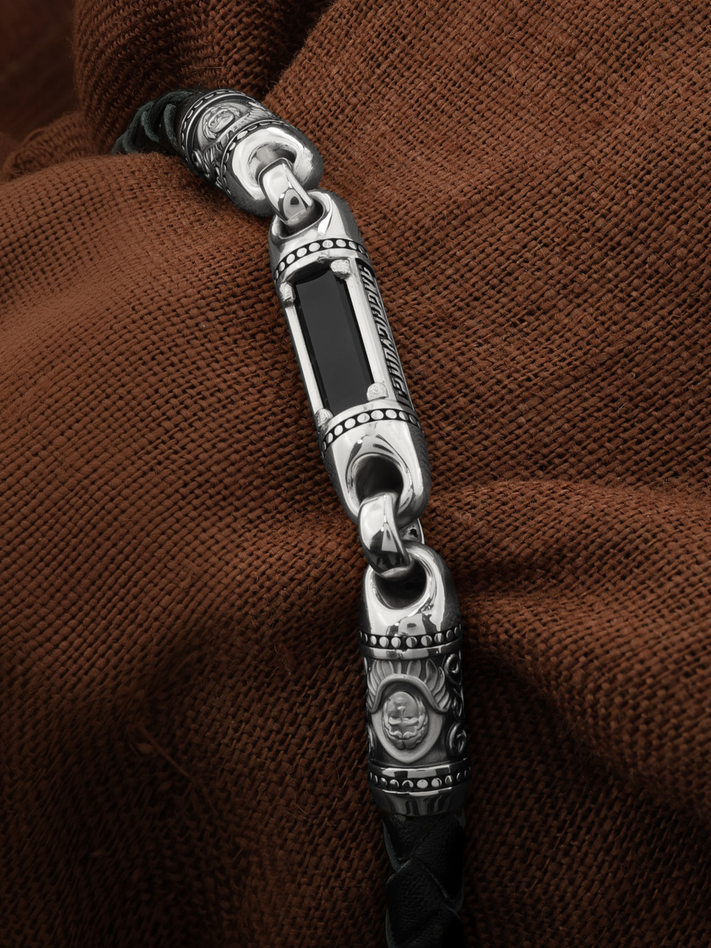 Браслет-шнурок из белого золота 585 пробы c кожаным шнурком и ониксом