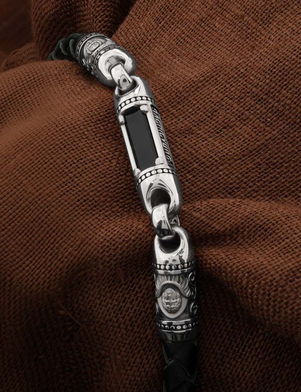 Браслет из белого золота c кожаным шнурком и ониксом