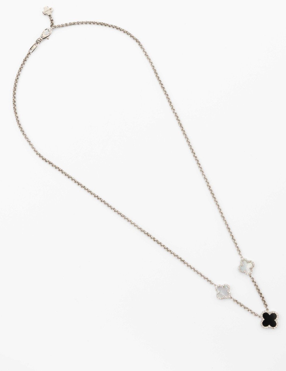 Колье из белого золота c бриллиантами, ониксом и перламутром