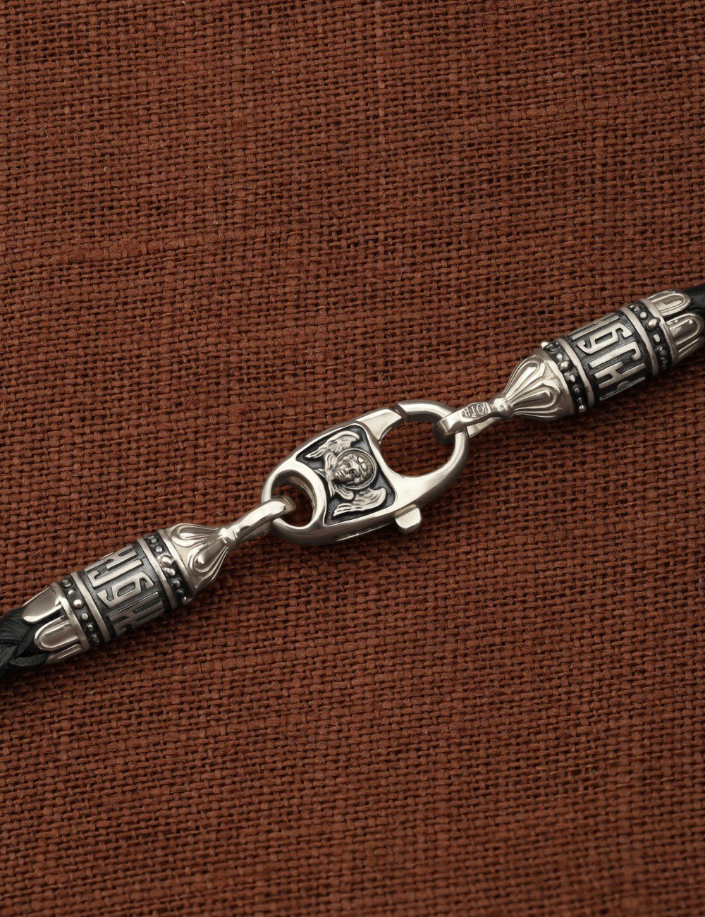 Гайтан из белого золота c кожаным шнурком