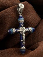 Крест из белого золота c агатом и лазуритом