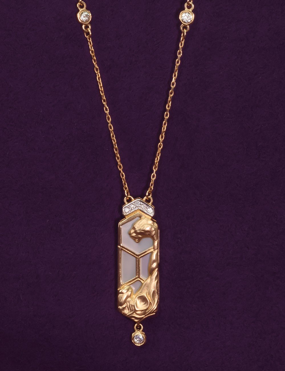 Колье из золота c бриллиантами и перламутром