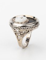 Кольцо из белого золота c ониксом и перламутром