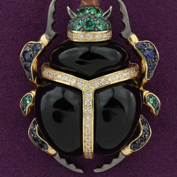 Подвеска из лимонного золота 585 пробы c бриллиантами, сапфиром, изумрудом, ониксом и изумрудом