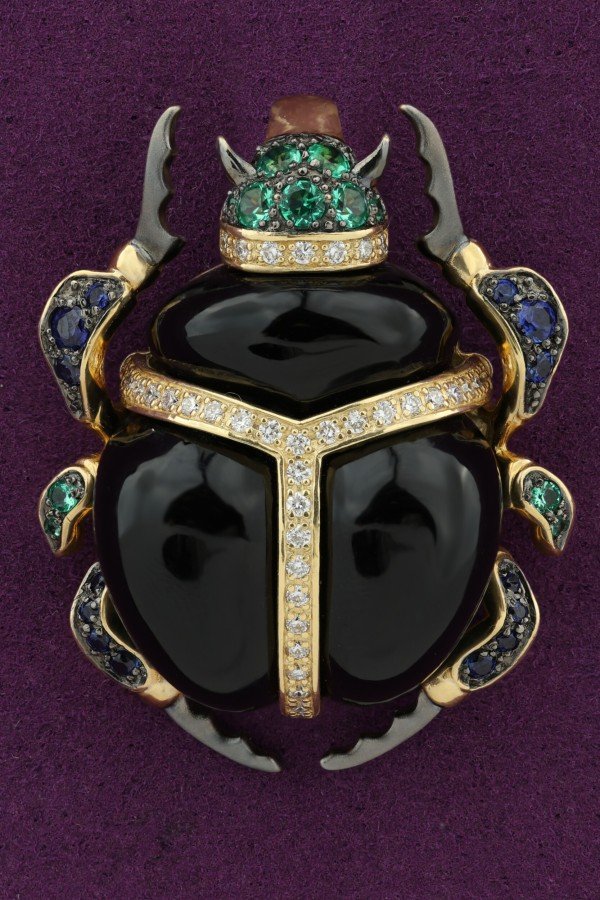 Подвеска из лимонного золота c бриллиантами, сапфиром, изумрудом, ониксом и изумрудом