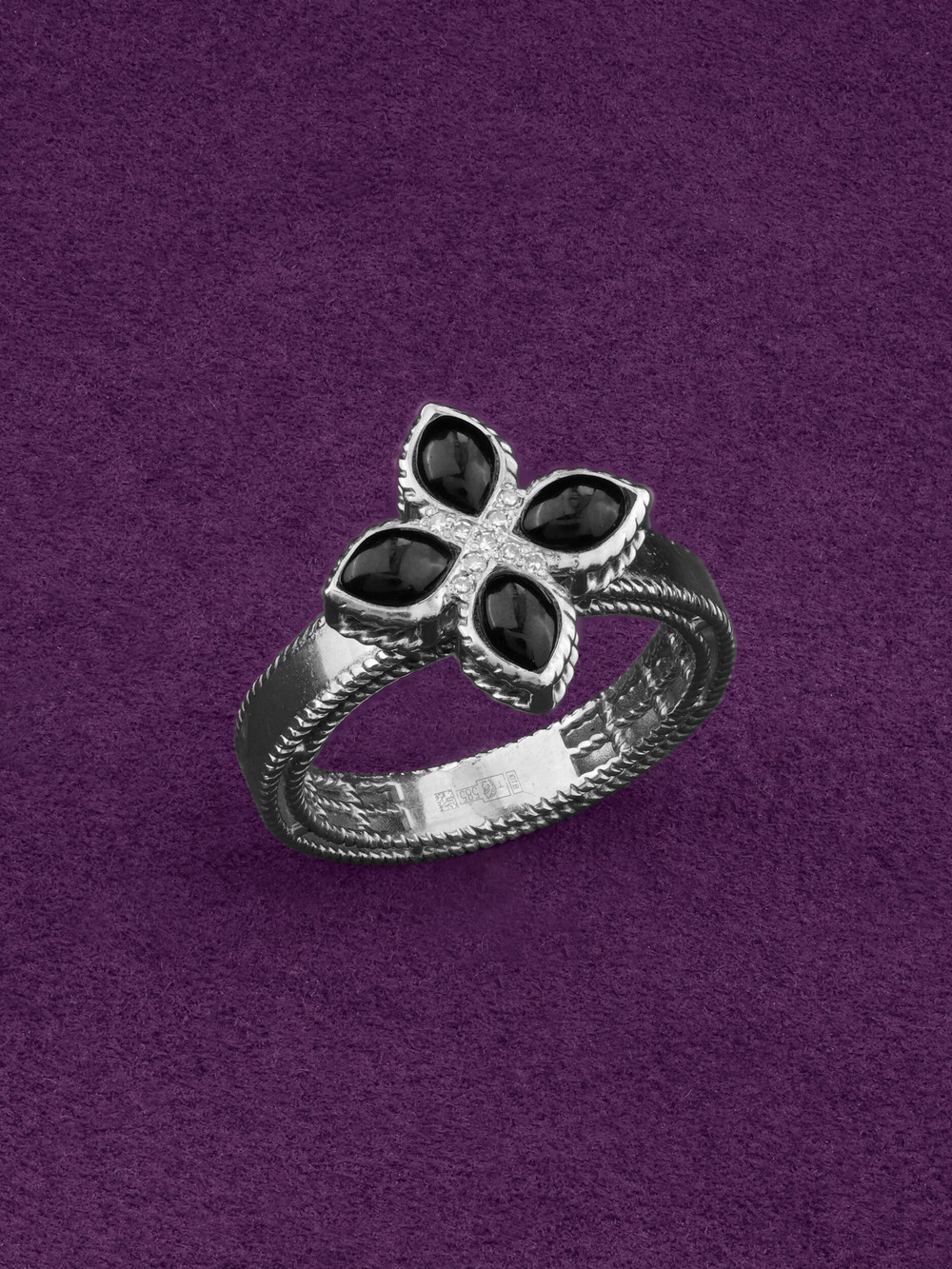 Кольцо из белого золота 585 пробы c бриллиантами и ониксом