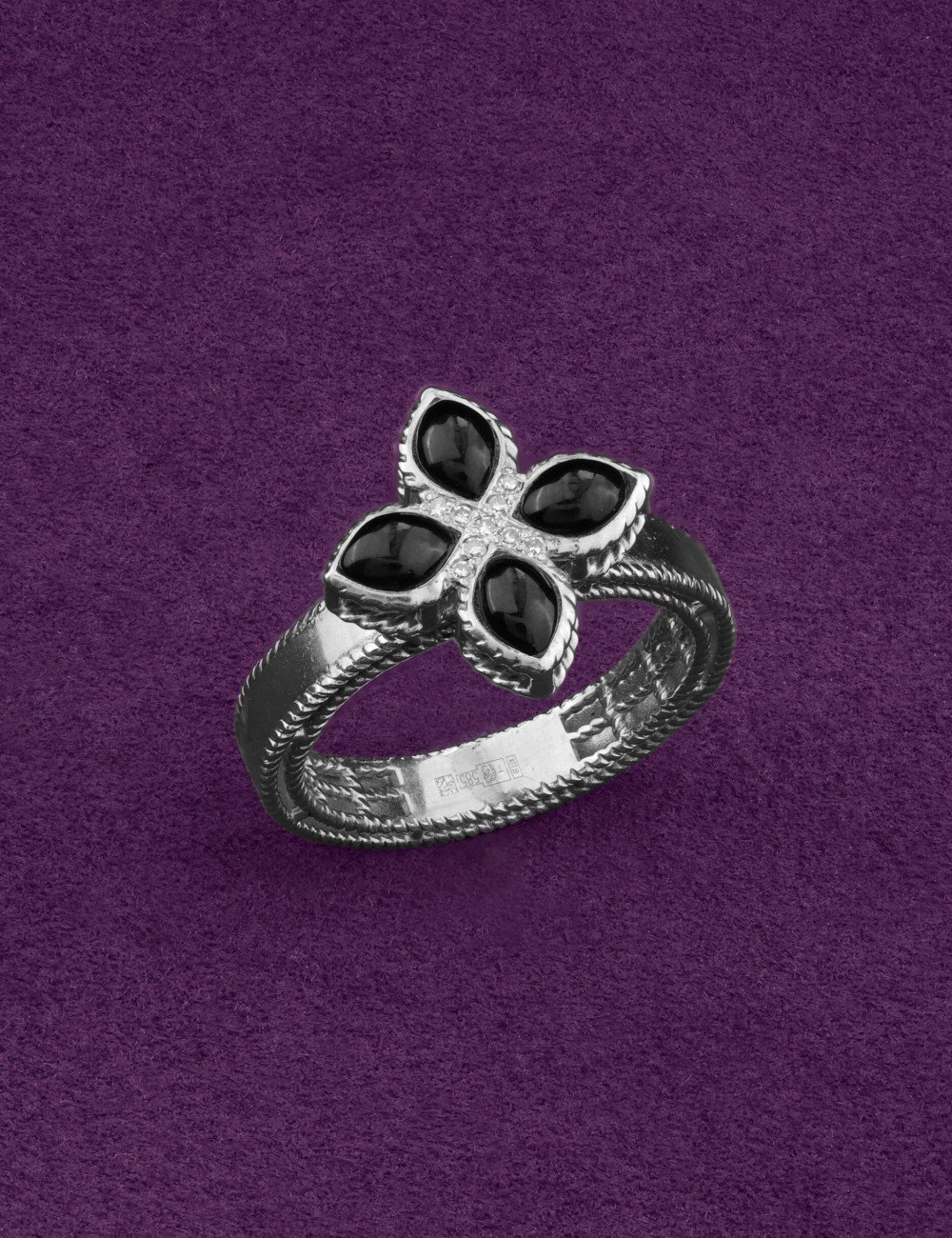 Кольцо из белого золота c бриллиантами и ониксом