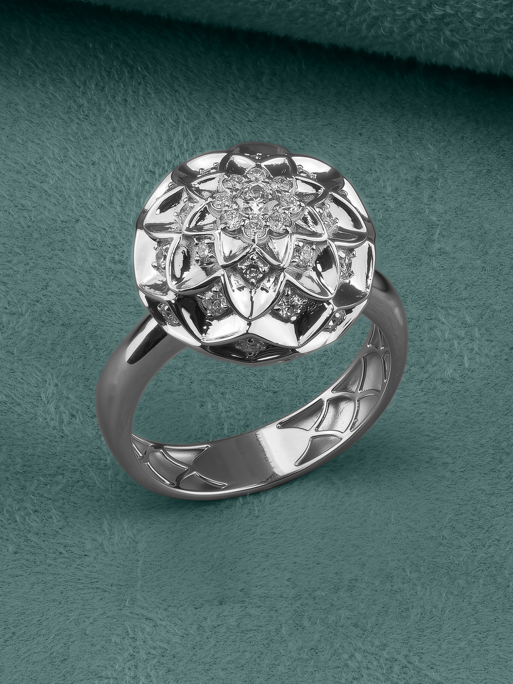 Кольцо из белого золота 585 пробы c бриллиантами