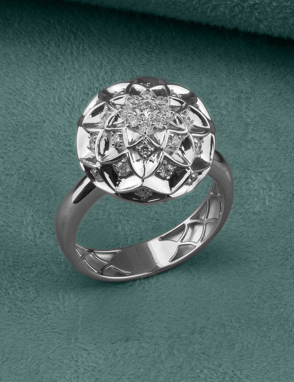 Кольцо из белого золота c бриллиантами