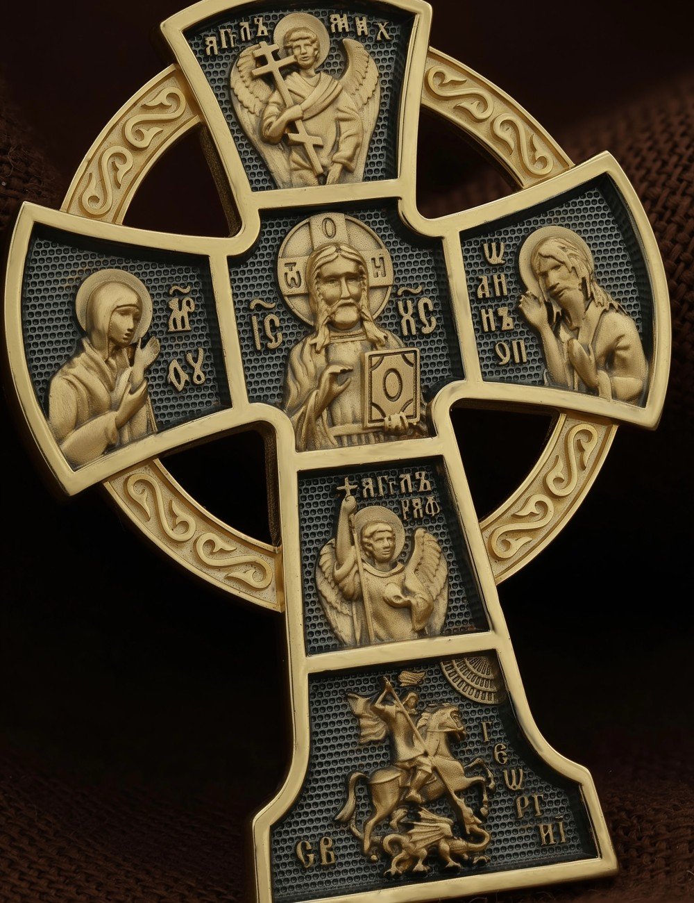 Крест из лимонного золота