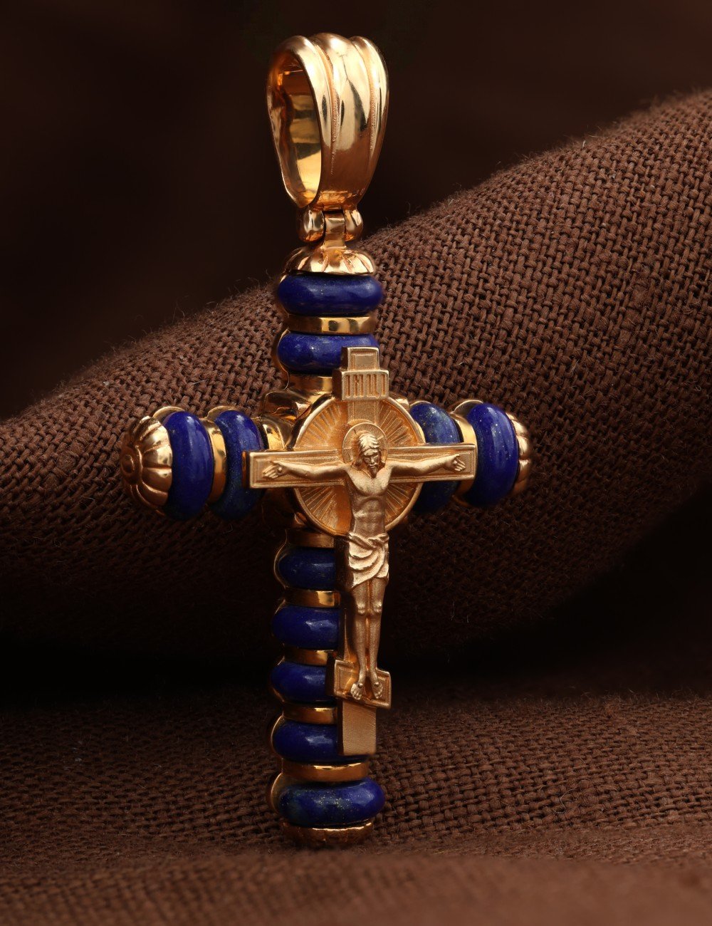 Крест из золота c лазуритом