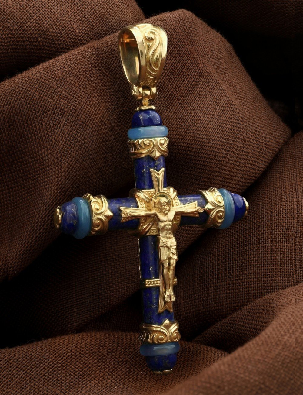 Крест из лимонного золота c агатом и лазуритом
