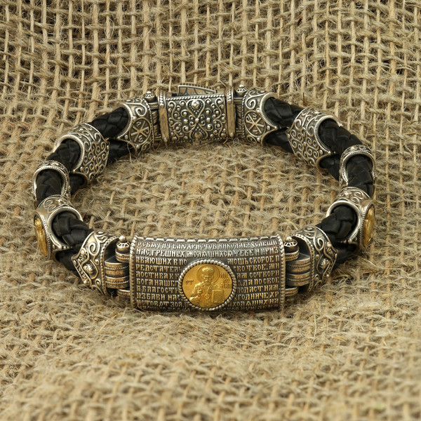 Браслет из серебра 925 пробы и золота 750 пробы c кожаным шнурком