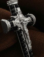 Крест из белого золота c ониксом