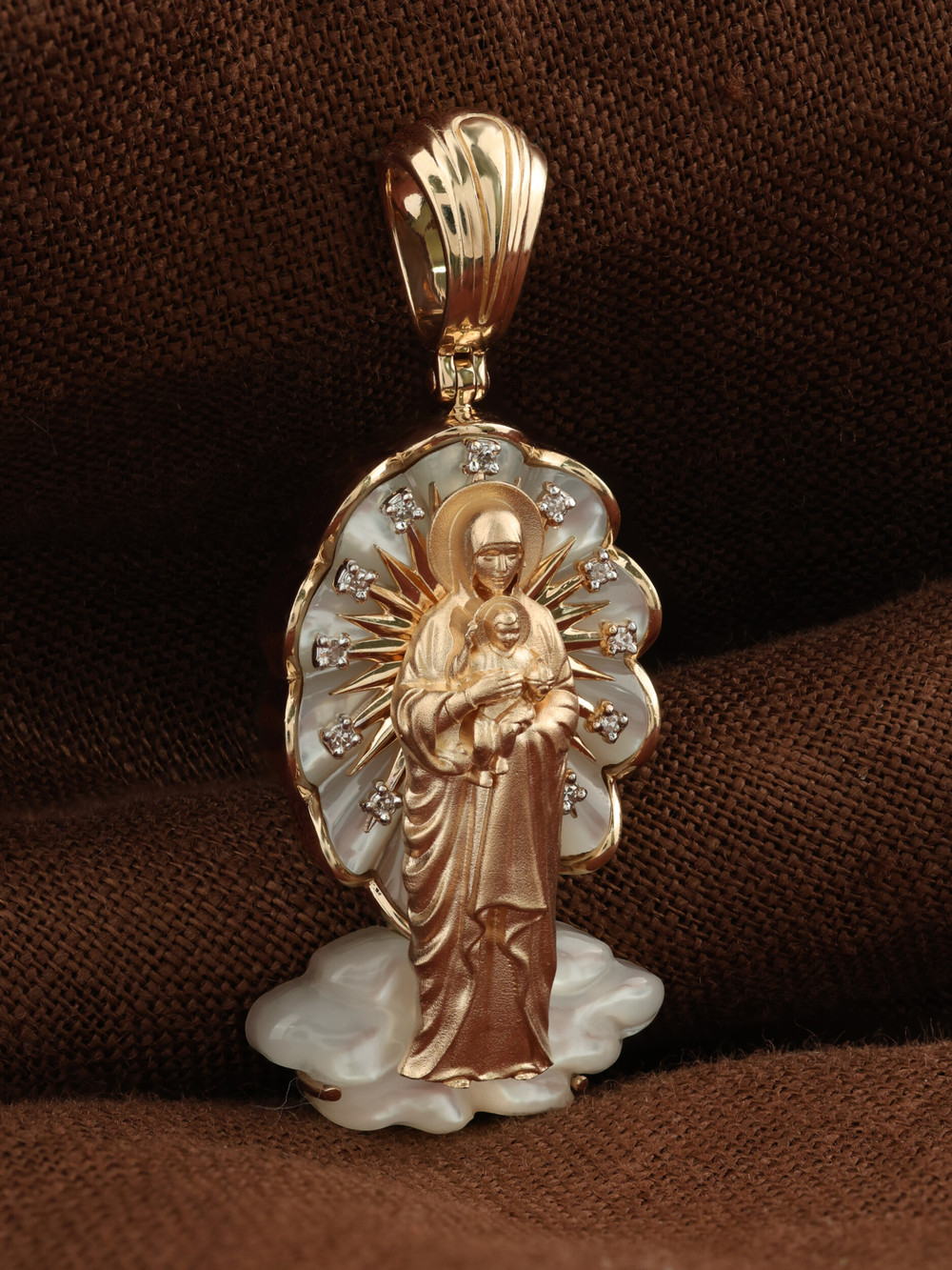 Нательная икона из красного золота 585 пробы c бриллиантами и перламутром