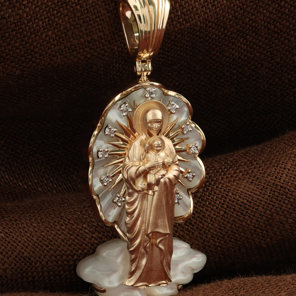 Нательная икона из красного золота 585 пробы c бриллиантами и перламутром