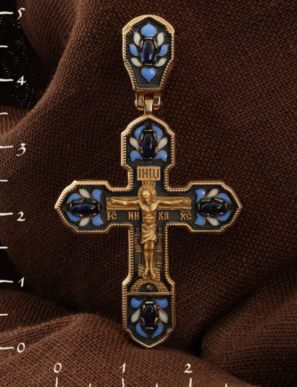 Крест из золота c эмалью и сапфиром