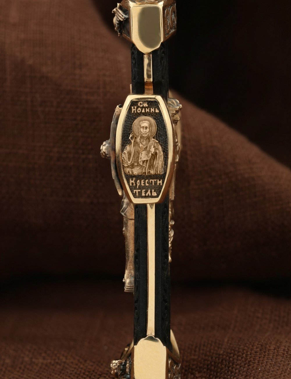 Крест из золота c эбеновым деревом