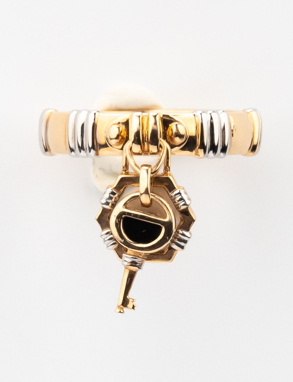 Кольцо из золота c ониксом и перламутром