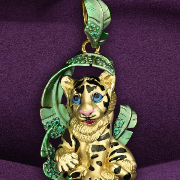 Подвеска из лимонного золота 585 пробы c эмалью и изумрудом