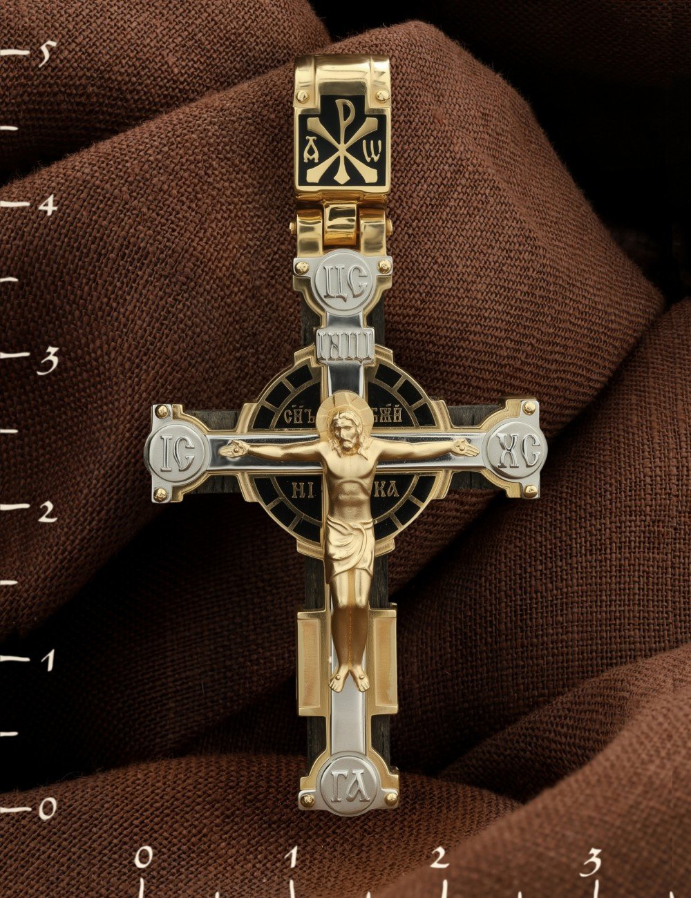 Крест из лимонного золота c эмалью и эбеновым деревом