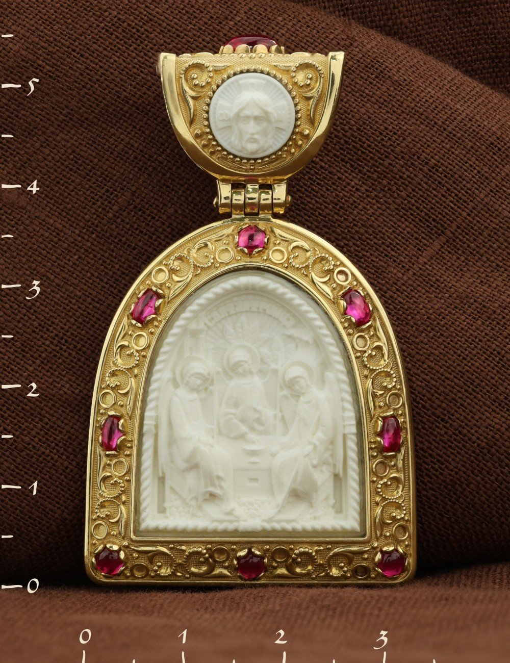 Образок из лимонного золота c эмалью, рубином и бивнем мамонта